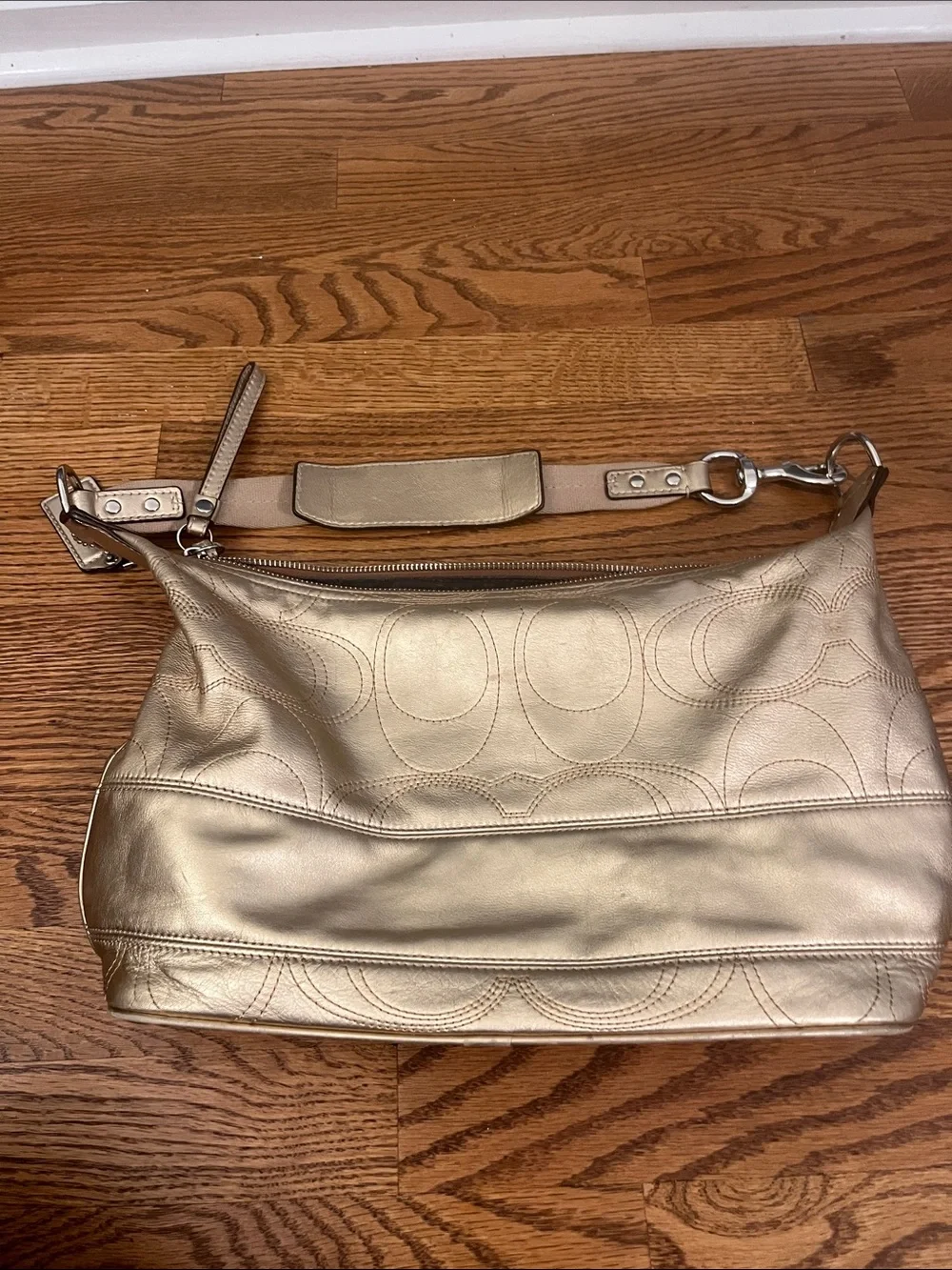 Coach F18882 Signature Stitch Gold Metallic Leather Hobo Shoulder Bag COA